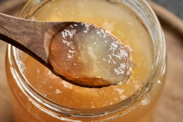 Caldo Hueso Res Congelado Refrigerado Una Cuchara Madera Encima Frasco — Foto de Stock