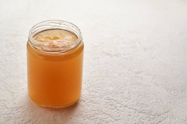 Bir kavanoz soğumuş sığır eti çorbası beyaz bir arka planda fotokopi alanı ile birlikte.