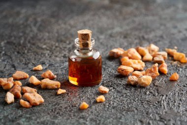 Styrax reçineli bir şişe benzoin yağı.