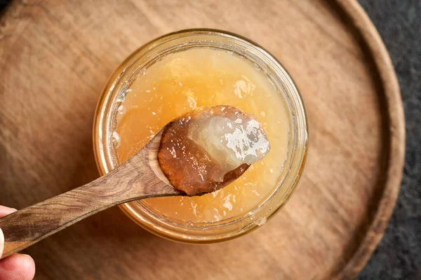 Caldo Hueso Res Congelado Enfriado Una Cuchara Madera Encima Frasco — Foto de Stock