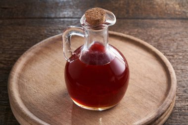 Masada bir şişe gül kalçası tohumu yağı.