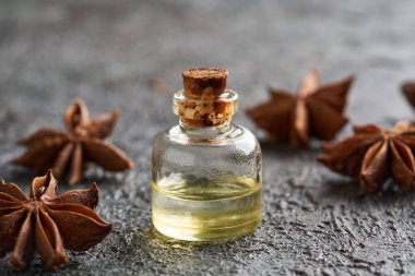 Kurumuş yıldız anasonlu şeffaf bir şişede gerekli yağ.