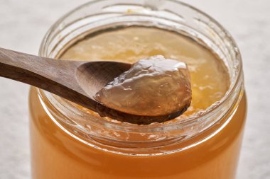 Soğumuş sığır eti çorbası. Cam bir kavanozun üstünde kaşık üzerinde.