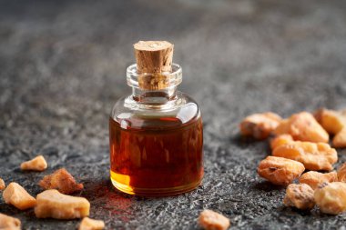 Styraz benzoin reçineli gerekli yağ şişesi.