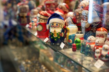 Rafta renkli Rus matrioshka oyuncakları