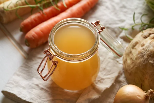 Brodo Osseo Manzo Barattolo Vetro Con Verdure Fresche — Foto Stock