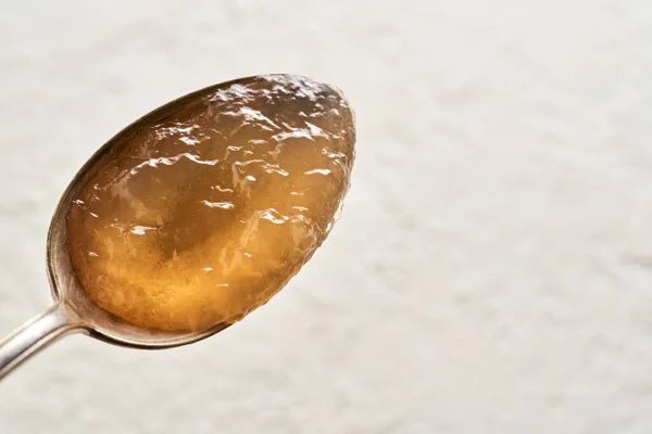 Caldo Hueso Res Congelado Enfriado Sobre Una Cuchara Sobre Fondo — Foto de Stock