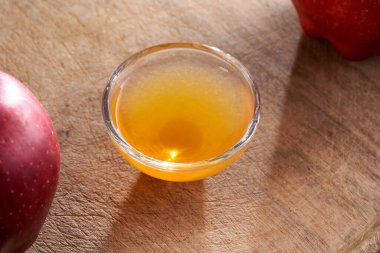 Elma sirkesi kasede