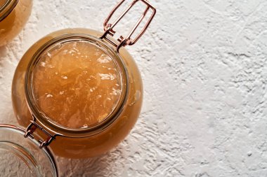 Soğumuş sığır eti çorbası cam bir kavanozda, üst manzarada fotokopi alanı var.