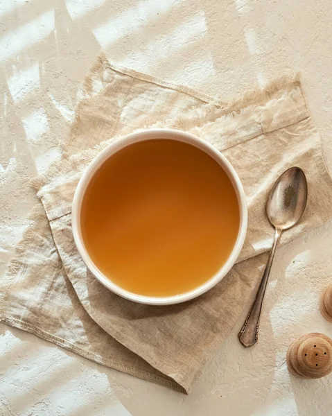 Eine Schüssel Rinderknochenbrühe Auf Einem Hellen Tisch Sonnenlicht Draufsicht — Stockfoto