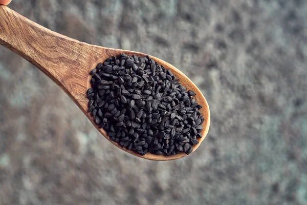 Schwarzkümmelsamen Auf Einem Löffel Ansicht Von Oben — Stockfoto