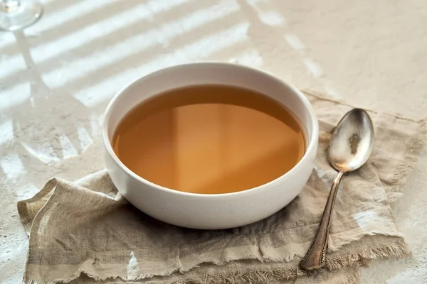 Bol Bouillon Bœuf Une Cuillère Sur Fond Blanc — Photo