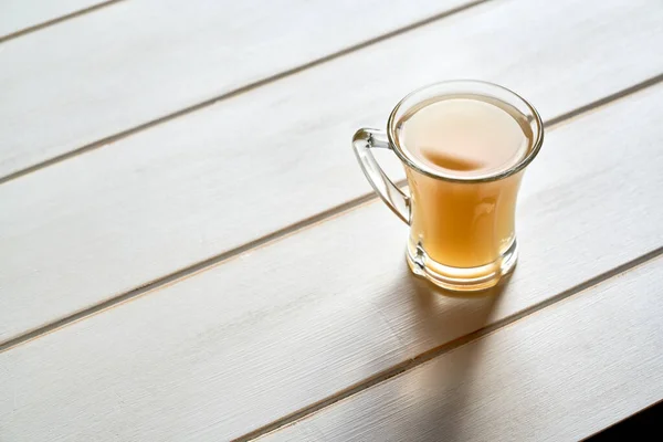 Una Taza Caldo Hueso Res Sobre Fondo Madera Blanca Con — Foto de Stock