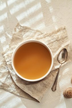 Güneş ışığında bir tabakta sığır kemiği çorbası, fotokopi alanı ile üst görünüm