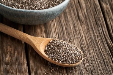 Kırsal bir arka planda tahta kaşıkta Chia tohumları