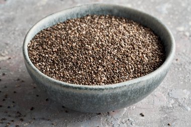 Mavi bir kasede Chia tohumları