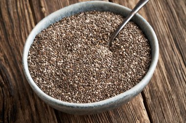 Kırsal bir arka planda bir kase chia tohumu.