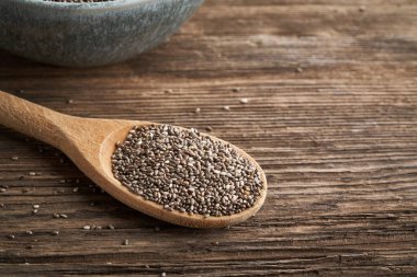 Tahta kaşıkta Chia tohumları, kopyalama alanı var.