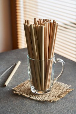 Bambu ve kağıt pipetleri bir bardakta - sıfır atık veya ekoloji kavramı