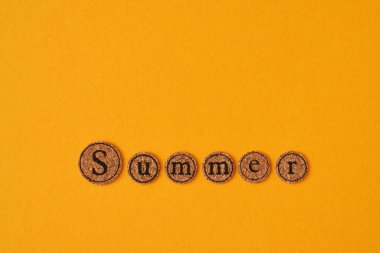 Yazı, arkaplanda kopyalama alanı olan turuncu kağıt üzerine yaz