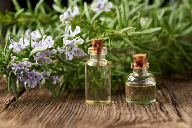 Arka planda taze biberiye bulunan iki şişe temel yağ.