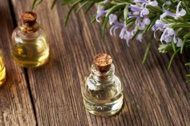 Çiçekli biberiyeli gerekli yağ şişeleri