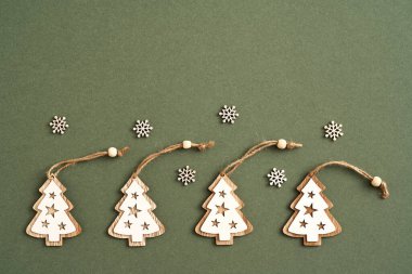 Tahta Noel ağaçları ve yeşil kağıt üzerinde fotokopi alanı olan yıldızlar