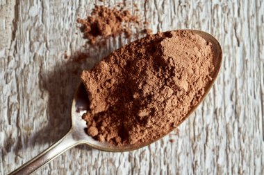 Kaşığın üstünde çiğ kakao, üst manzara.