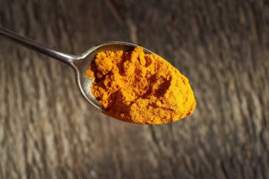 Metal bir kaşıkta zemin zerrecikleri, üst manzara.