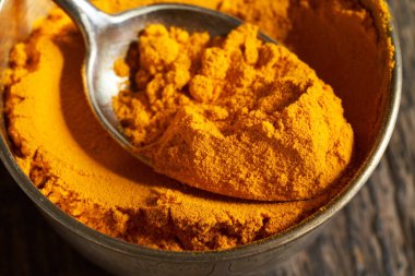 Bir kaşık üzerinde zerdeçal tozu yakın çekim