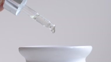 Bir damla temel yağ bir kaseye dökülüyor.