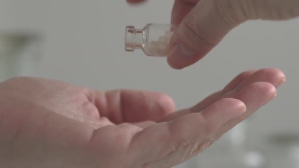 Выливать Гомеопатические Таблетки Бутылки Руку — стоковое видео