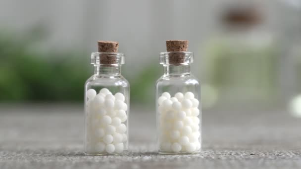 Bir Bir Şişe Homeopatik Hap Alıyor — Stok video