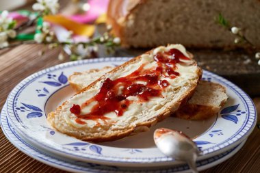 Mazanec dilimleri, geleneksel Çek tatlı paskalya pastası, tereyağı ve marmelatlı sıcak haç çöreğine benzer.