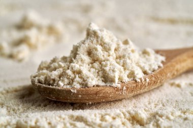 Tahta kaşıkta beyaz protein tozu