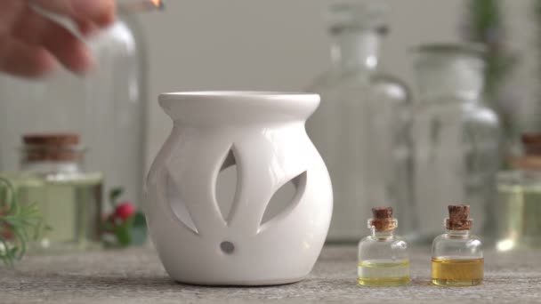 Éclairage Main Une Lampe Aromatique Avec Allumette Avec Des Bouteilles — Video