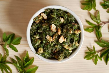 Genç toprak yaşlılarından yapılan pesto bir kâse içinde, üst görünümde.