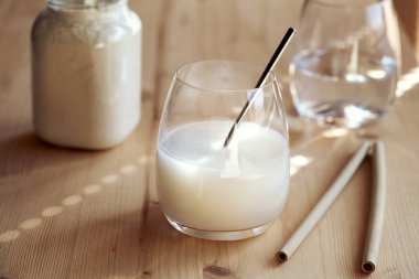 Süt tozu ve su ile bambu kamışından yapılmış sağlıklı bir içecek.