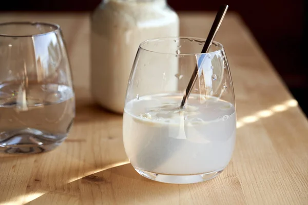 Zubereitung Eines Gesunden Getränks Aus Molkenprotein Und Wasser Glas — Stockfoto