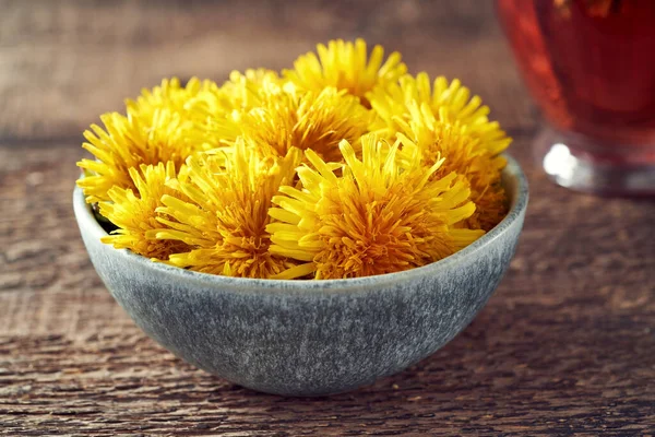 Löwenzahnblüten Einer Blauen Schale Frühlings Oder Kräuterkonzept — Stockfoto