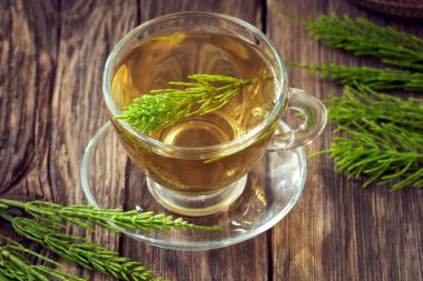 Kırsal bir masada bir fincan at kuyruğu çayı.