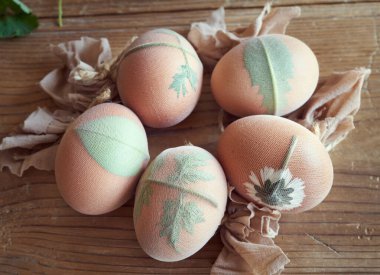 Baharda soğan kabuklarıyla Paskalya yumurtalarını boyamak - taze yaprakları eski çoraplarla birleştirmek -