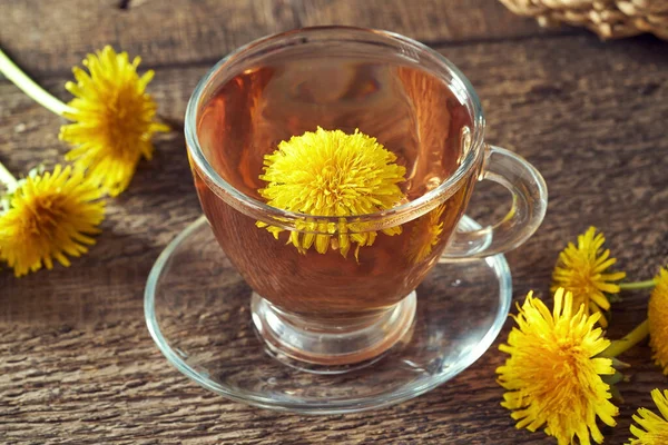 Uma Xícara Chá Dente Leão Com Flores Frescas Taraxacum Conceito — Fotografia de Stock