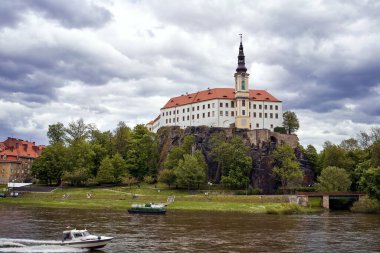 DECIN, CZECH CUMHURİYETİ - 22 Mayıs 2021: Şatosu ve tepeleri arka planda olan kasaba panoraması