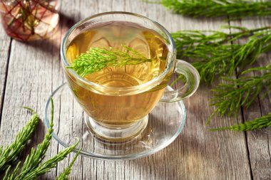 At kuyruğu çayı ve taze bitki.