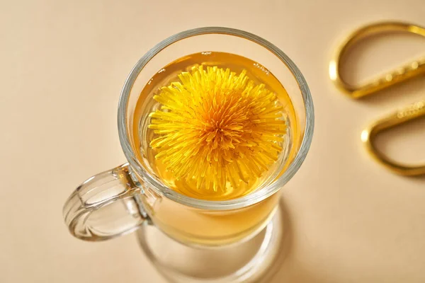 Kwiat Mniszka Lekarskiego Filiżance Herbaty Ziołowej Pastelowym Żółtym Tle — Zdjęcie stockowe