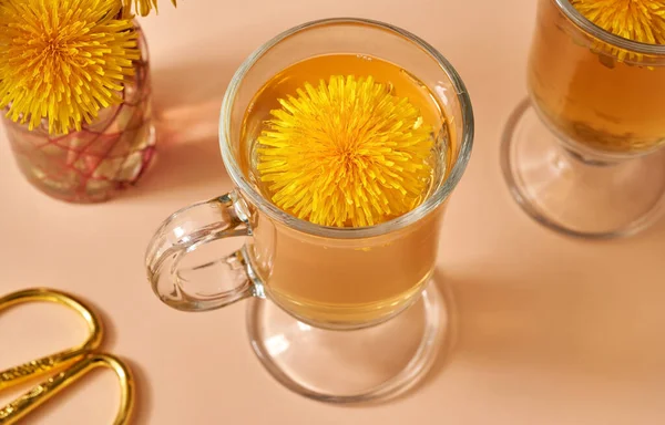 Filiżanka Herbaty Ziołowej Świeżymi Kwiatami Mniszka Lekarskiego Pastelowym Pomarańczowym Tle — Zdjęcie stockowe