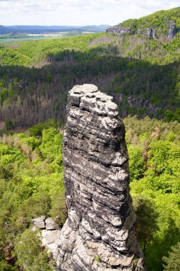 Ulusal parktaki kum taşı Ceske Svycarsko veya Bohemya İsviçre, arka planda ormanlar ve tepeler