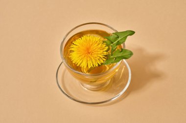 Bir fincan karahindiba çayı ve fres tarakacum çiçekleri