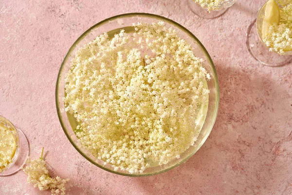 Macerating Verse Vlier Bloemen Water Bereiding Van Zelfgemaakte Kruidensiroop Tegen — Stockfoto